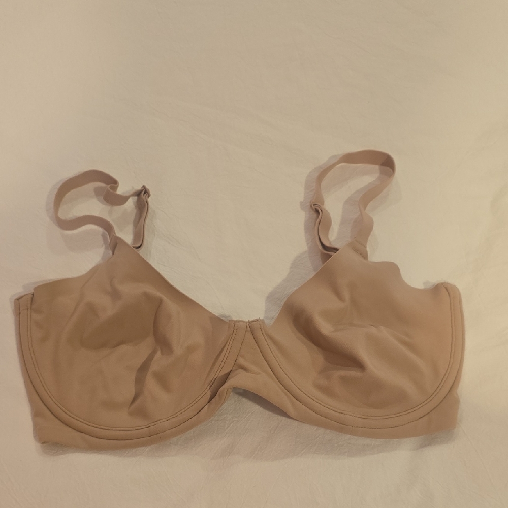 SKIMS Smooth Convertible  Nude Underwire Bra in Clay